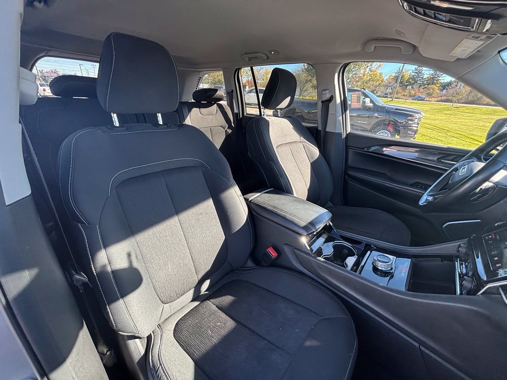 Used 2022 Jeep Grand Cherokee Laredo w/ Luxury Tech Group I AWD/4WD image 41