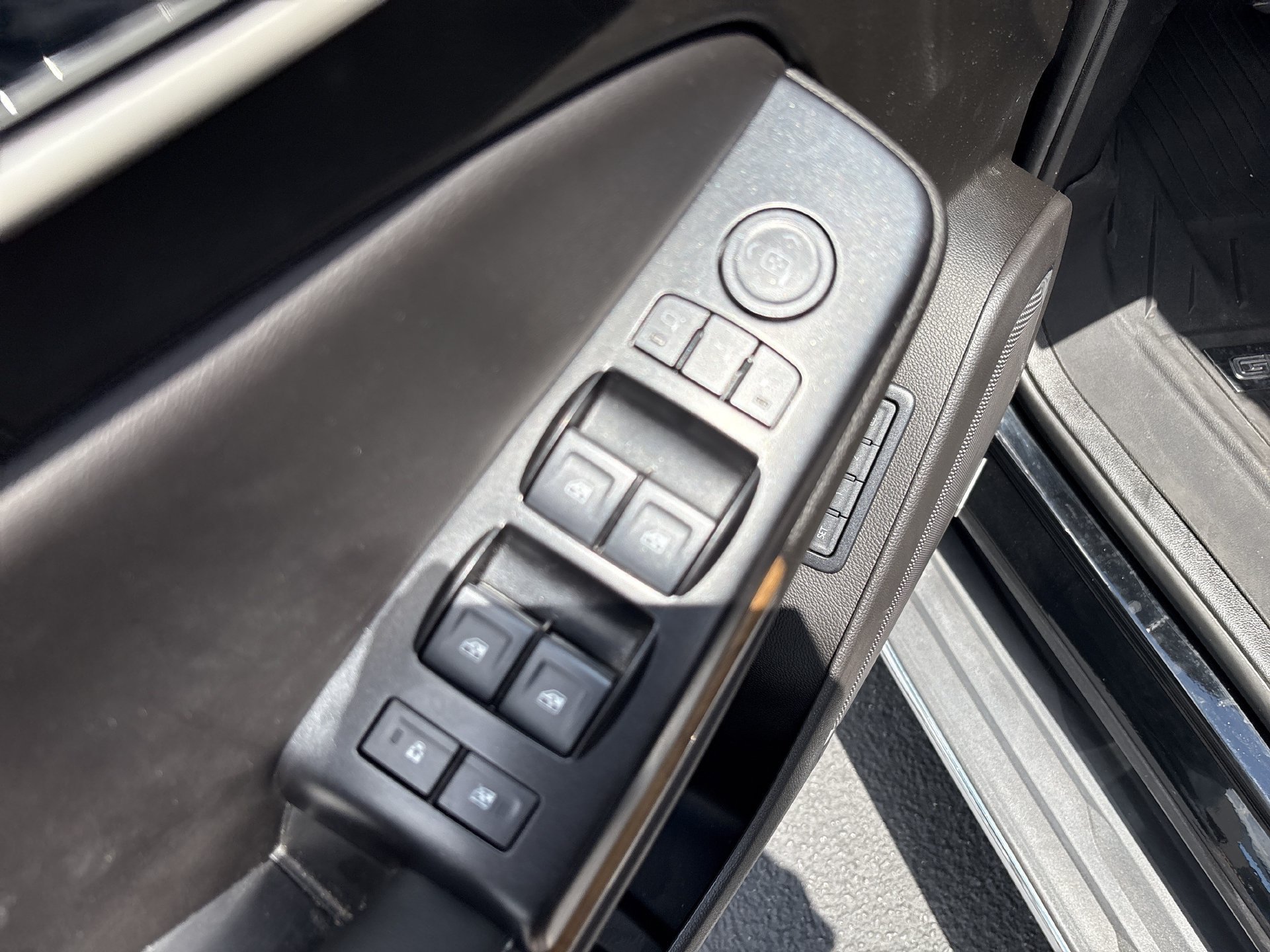 Used 2020 GMC Yukon Denali AWD/4WD image 16