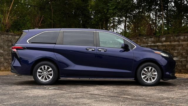 Used 2022 Toyota Sienna XLE FWD image 3