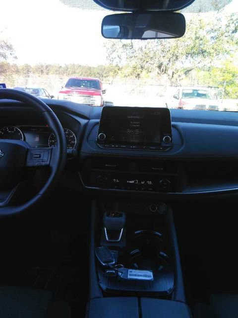 Used 2025 Nissan Rogue SV image 6