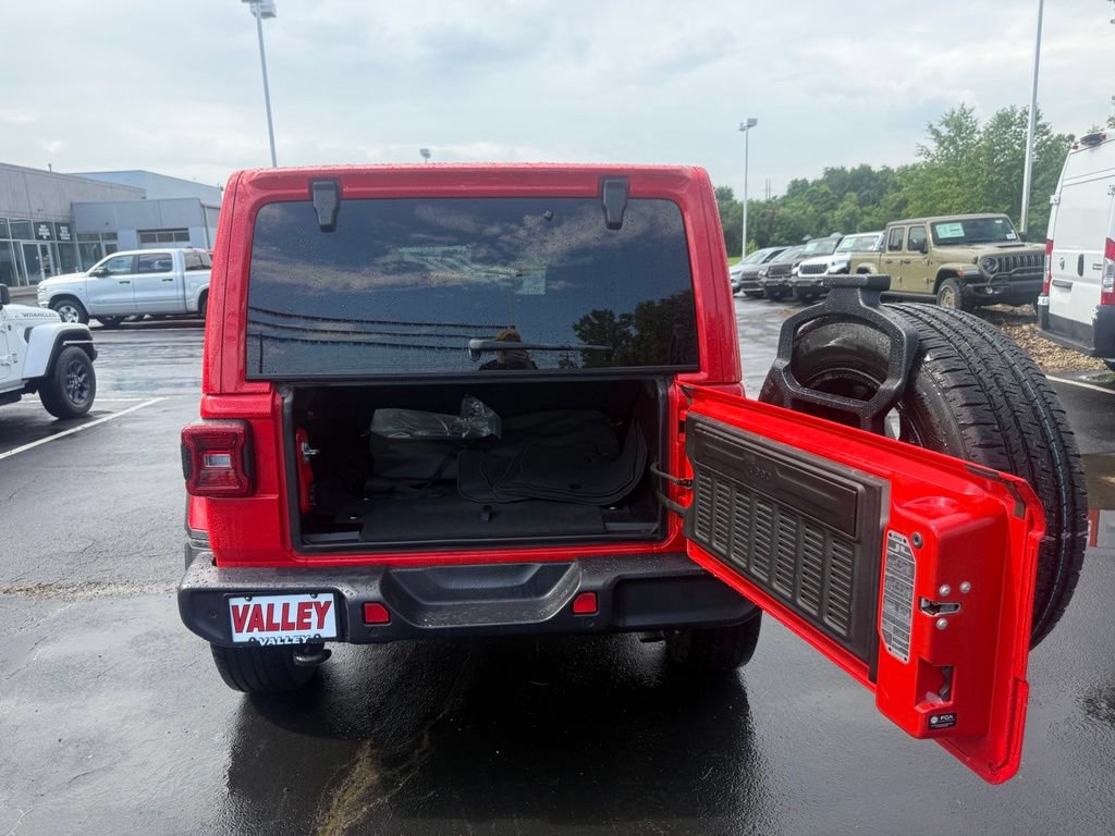 Used 2025 Jeep Wrangler Unlimited Sahara w/ Safety Group AWD/4WD image 46