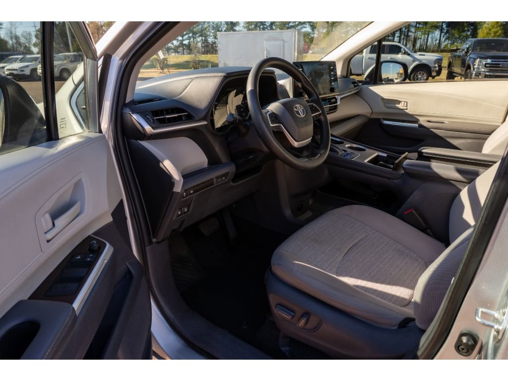 Used 2021 Toyota Sienna LE image 9