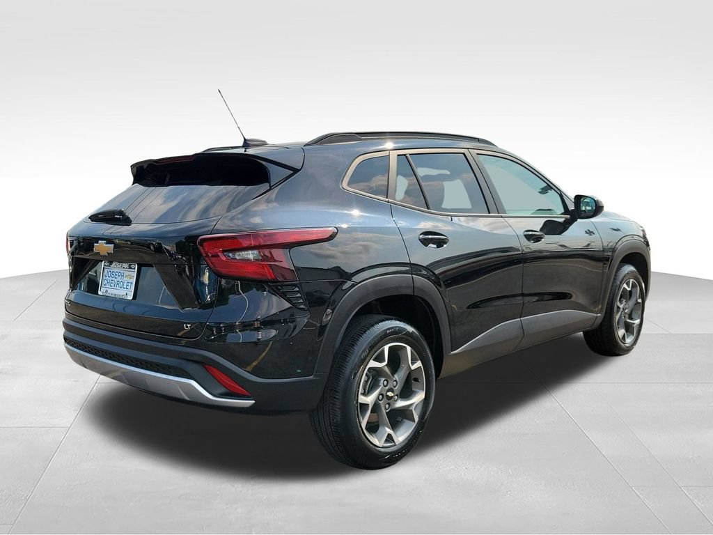 Used 2025 Chevrolet Trax LT FWD image 4