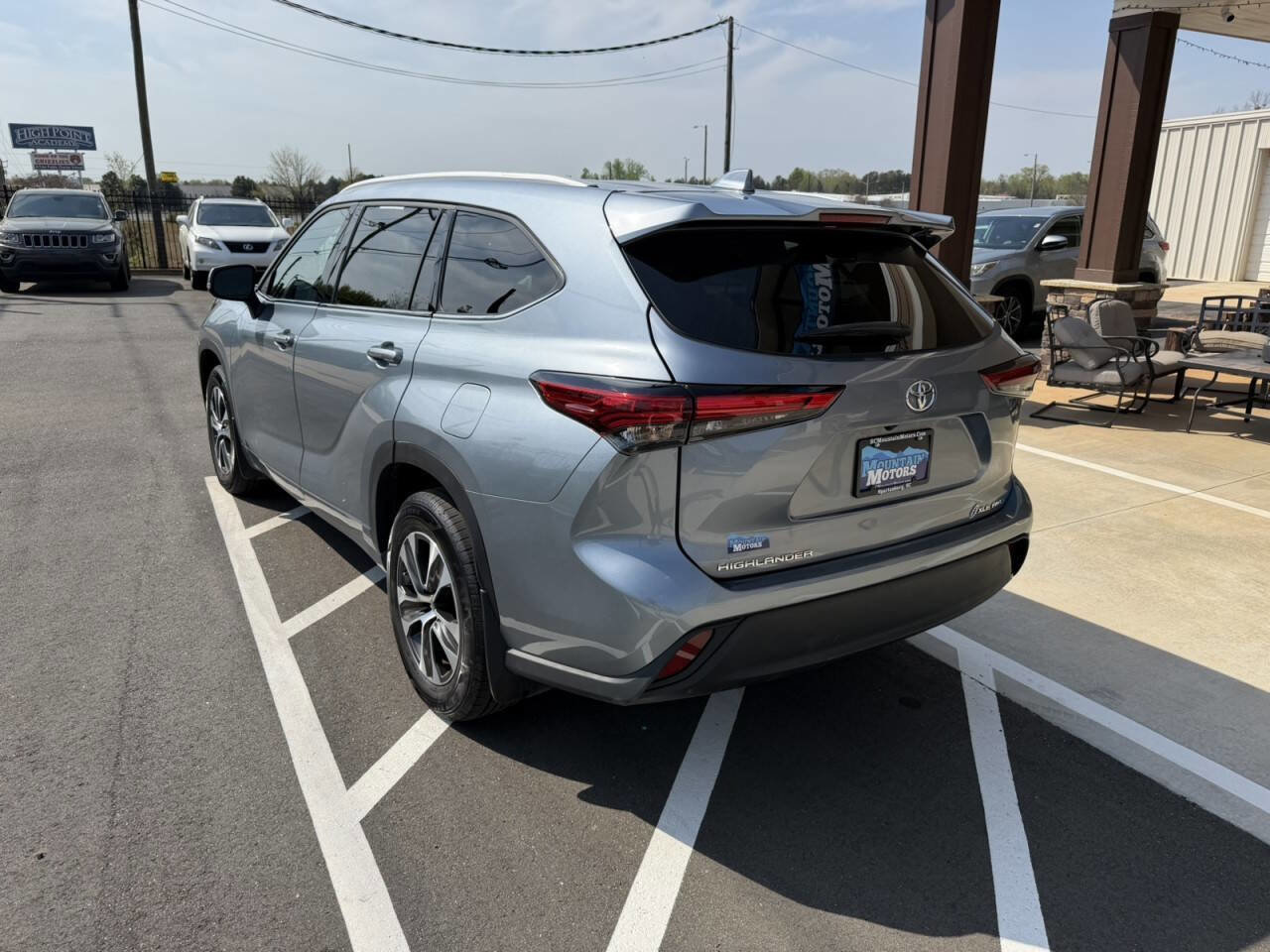 Used 2022 Toyota Highlander XLE image 4