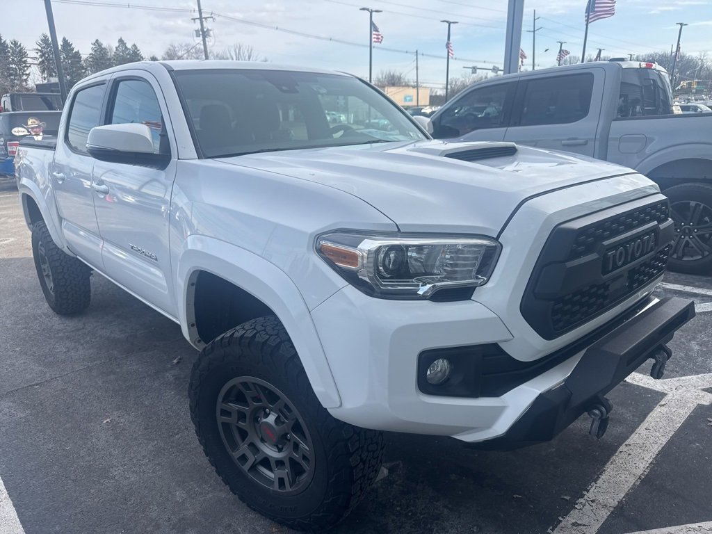 Used 2019 Toyota Tacoma TRD Sport image 3