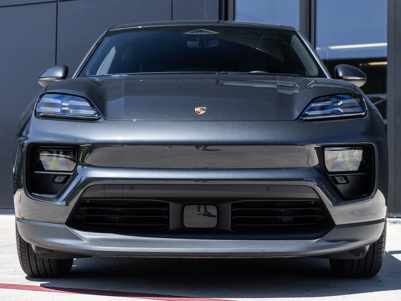 Certified 2025 Porsche Macan Electric image 8