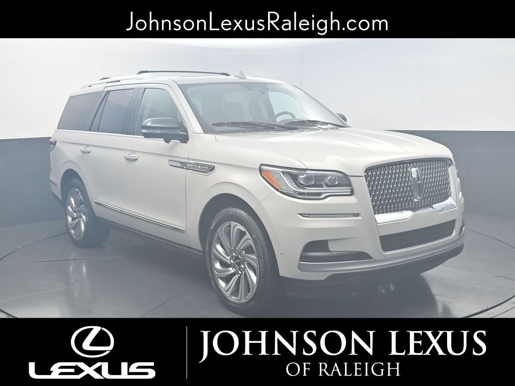 Used 2023 Lincoln Navigator Reserve image 3