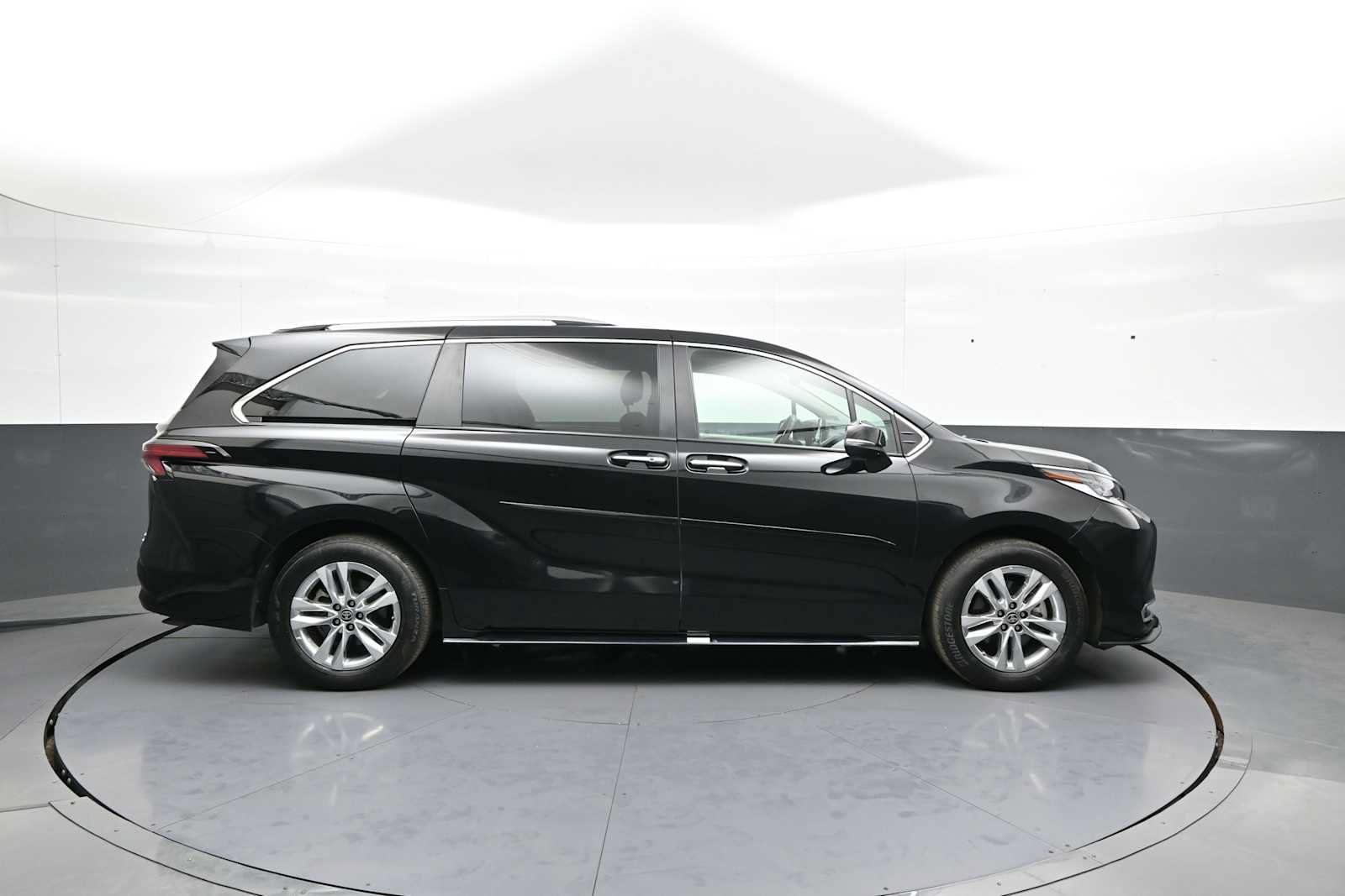 Used 2024 Toyota Sienna Limited AWD/4WD image 5