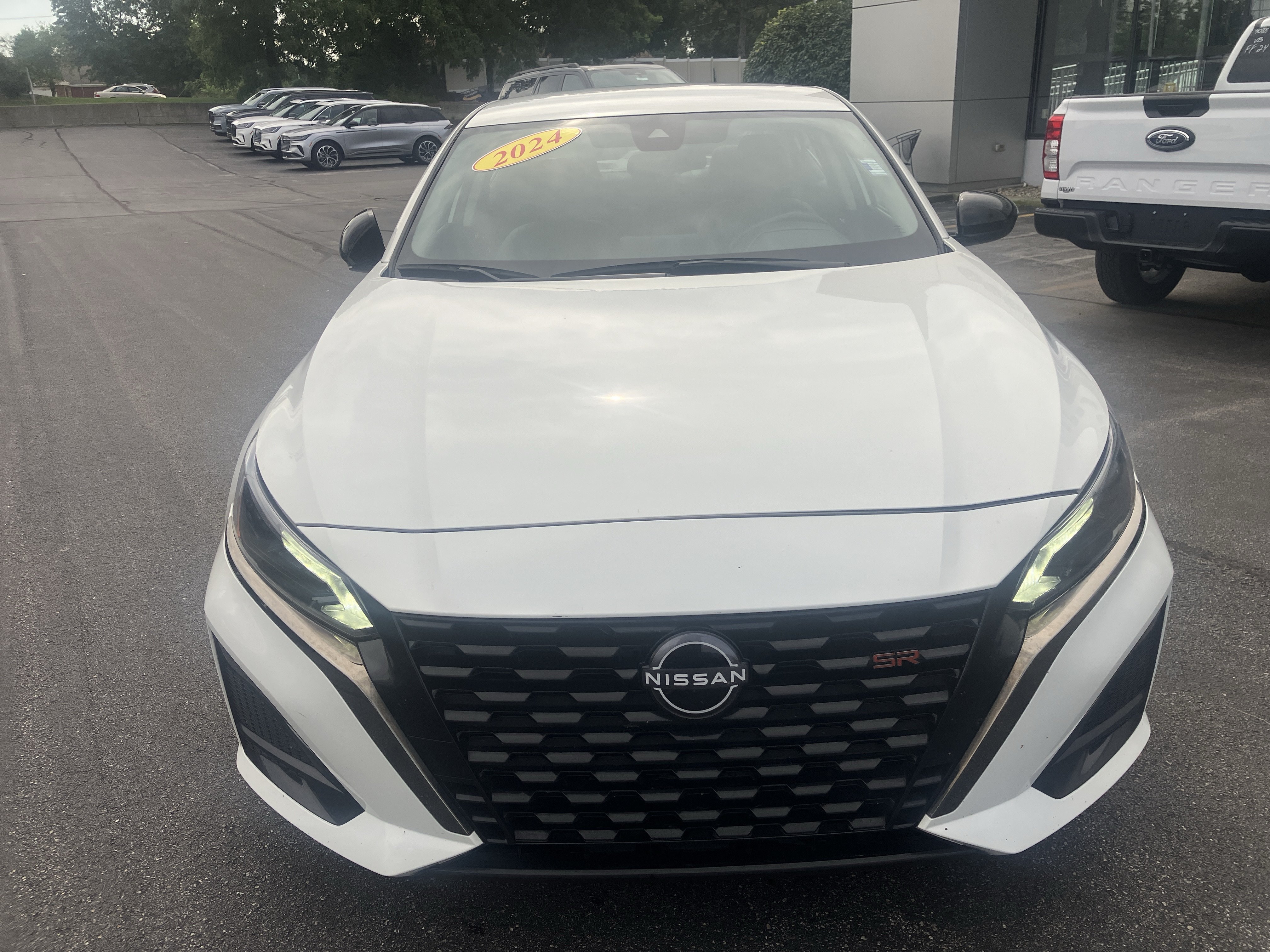 Used 2024 Nissan Altima 2.5 SR FWD image 2