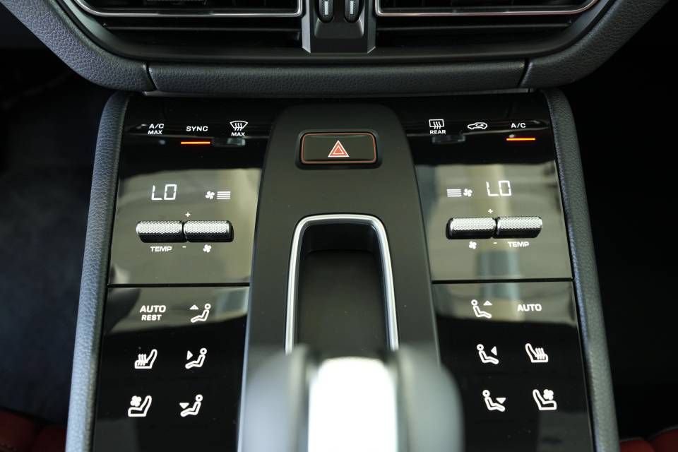 Certified 2025 Porsche Macan AWD/4WD image 21