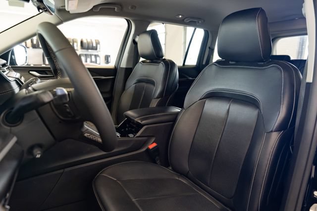 Used 2023 Jeep Grand Cherokee Limited w/ Luxury Tech Group II AWD/4WD image 22