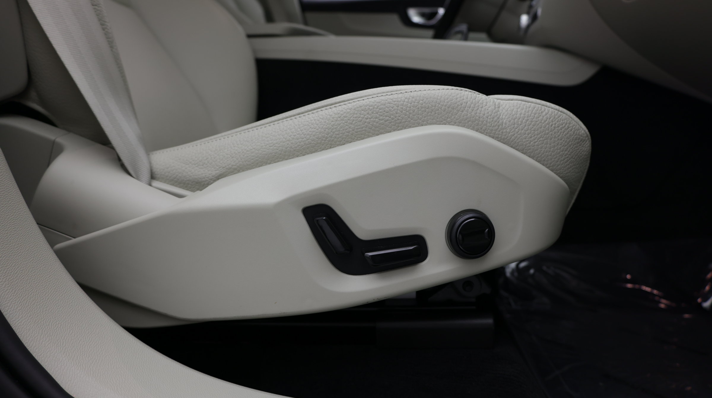 Used 2024 Volvo XC60 B5 Plus AWD/4WD image 35