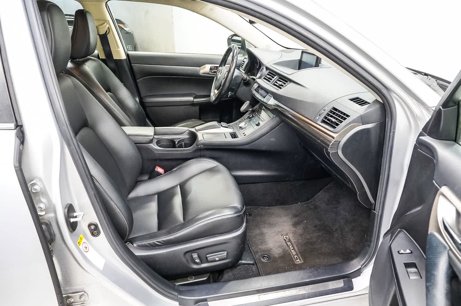 Used 2015 Lexus CT 200h w/ Navigation Package FWD image 17