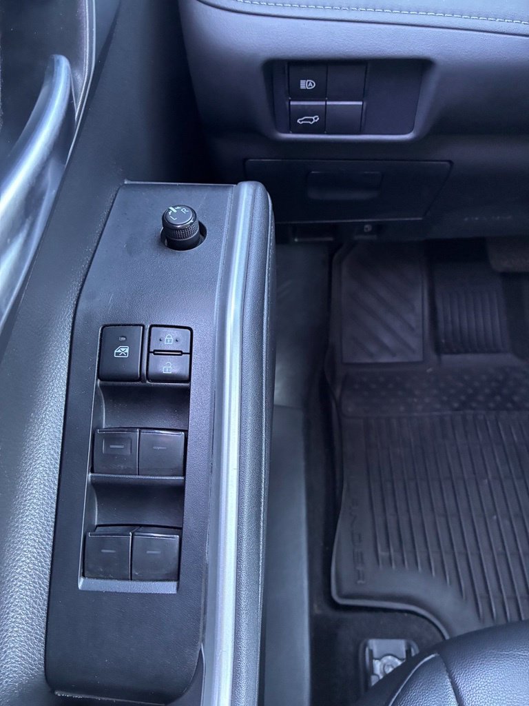 Used 2021 Toyota Highlander XLE AWD/4WD image 28