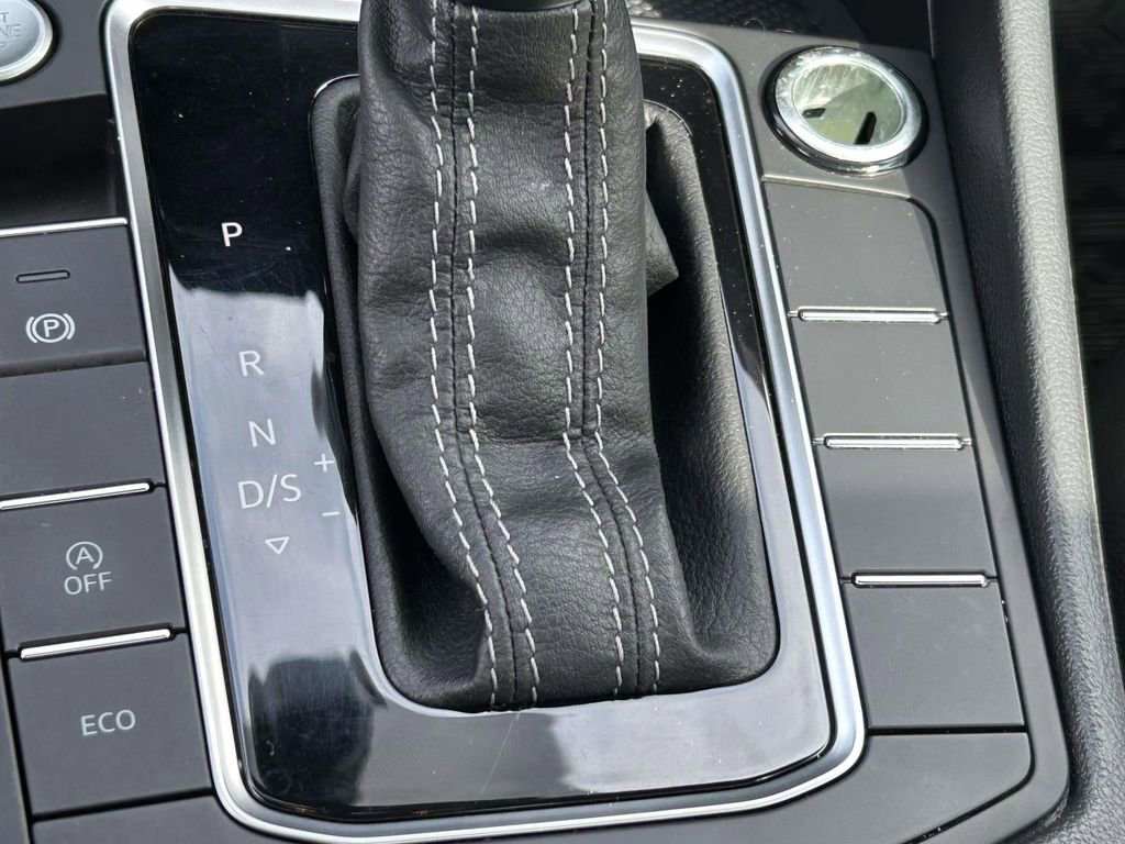 Used 2020 Volkswagen Jetta R-Line w/ R-Line Cold Weather Package image 25