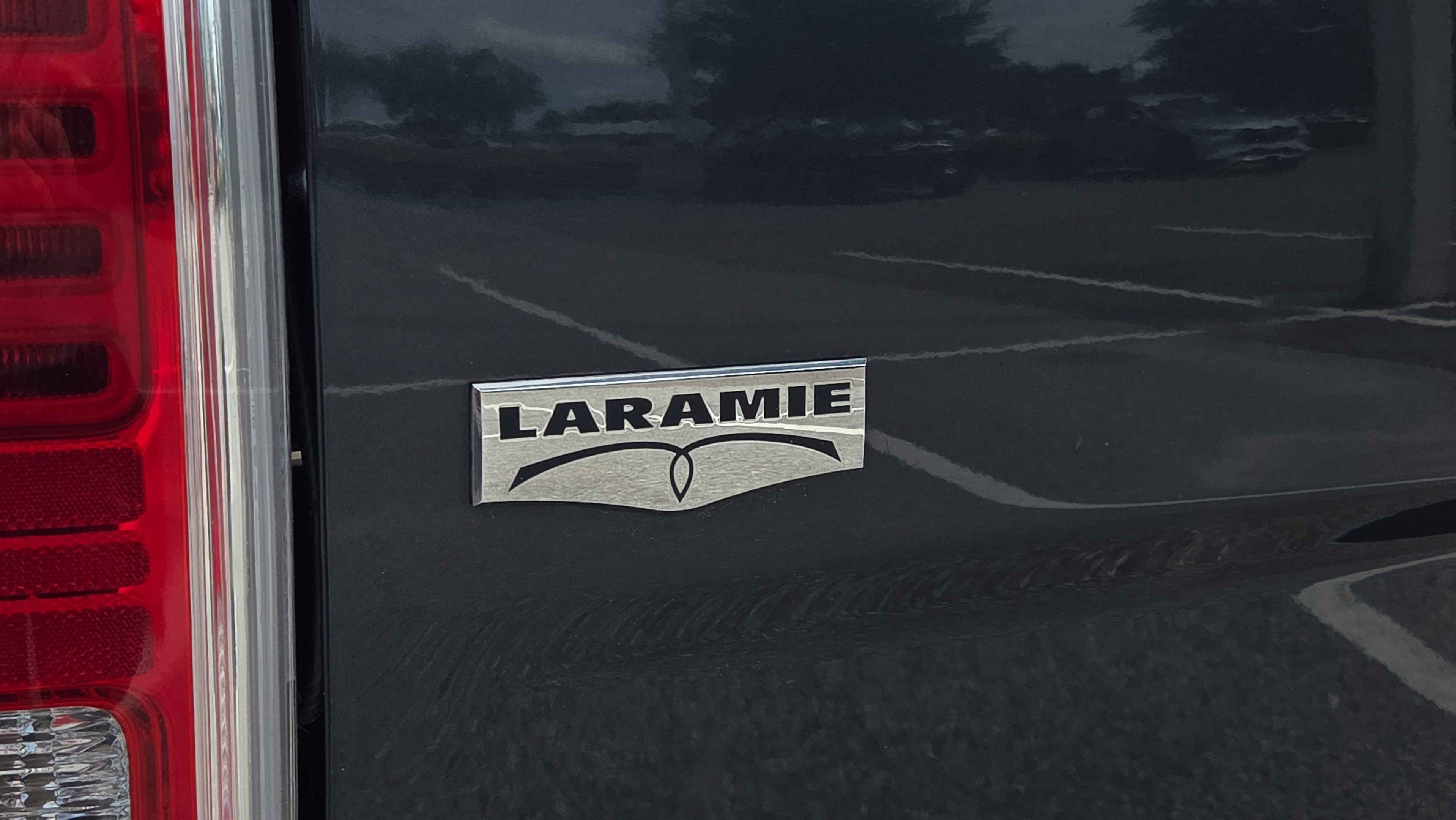 Used 2017 RAM 1500 Laramie AWD/4WD image 7