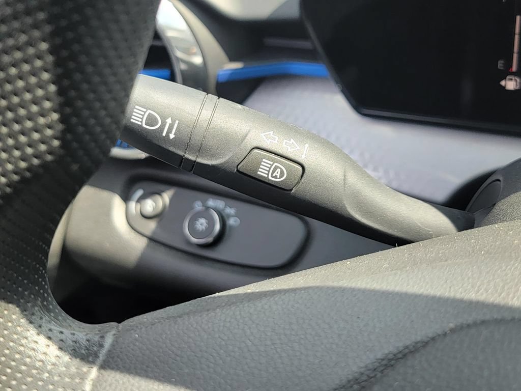 Used 2025 Chevrolet Trax LT FWD image 24