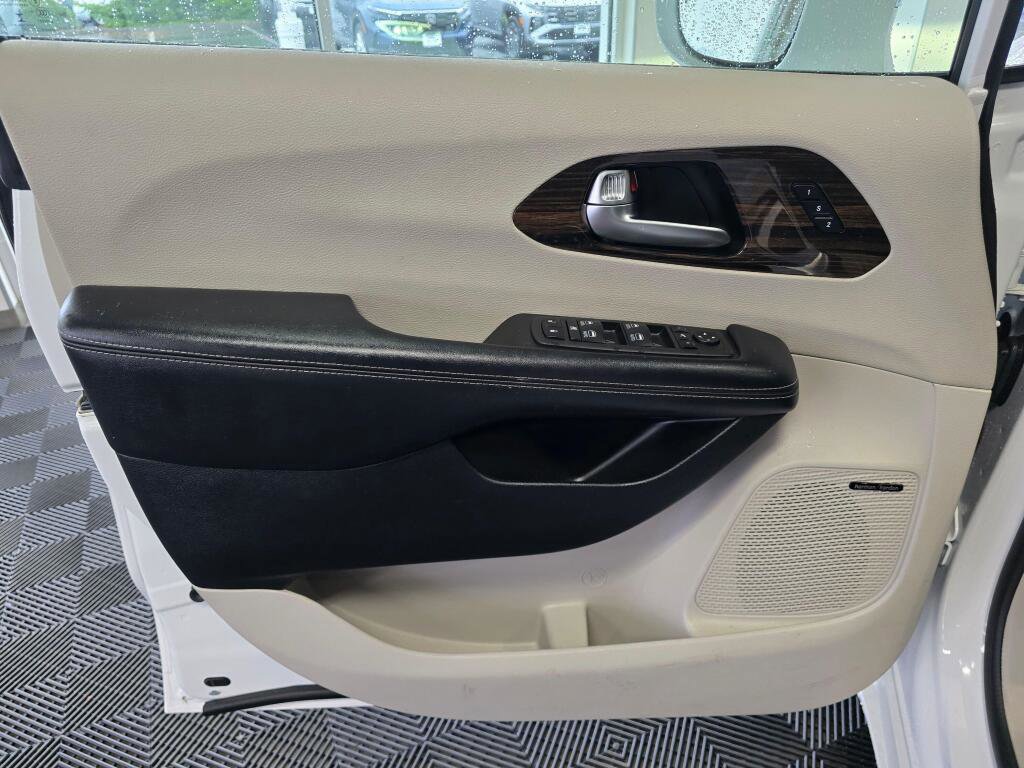 Used 2022 Chrysler Pacifica Limited image 20
