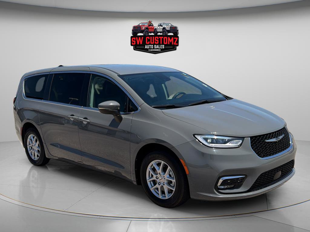 Used 2023 Chrysler Pacifica Touring-L FWD image 1