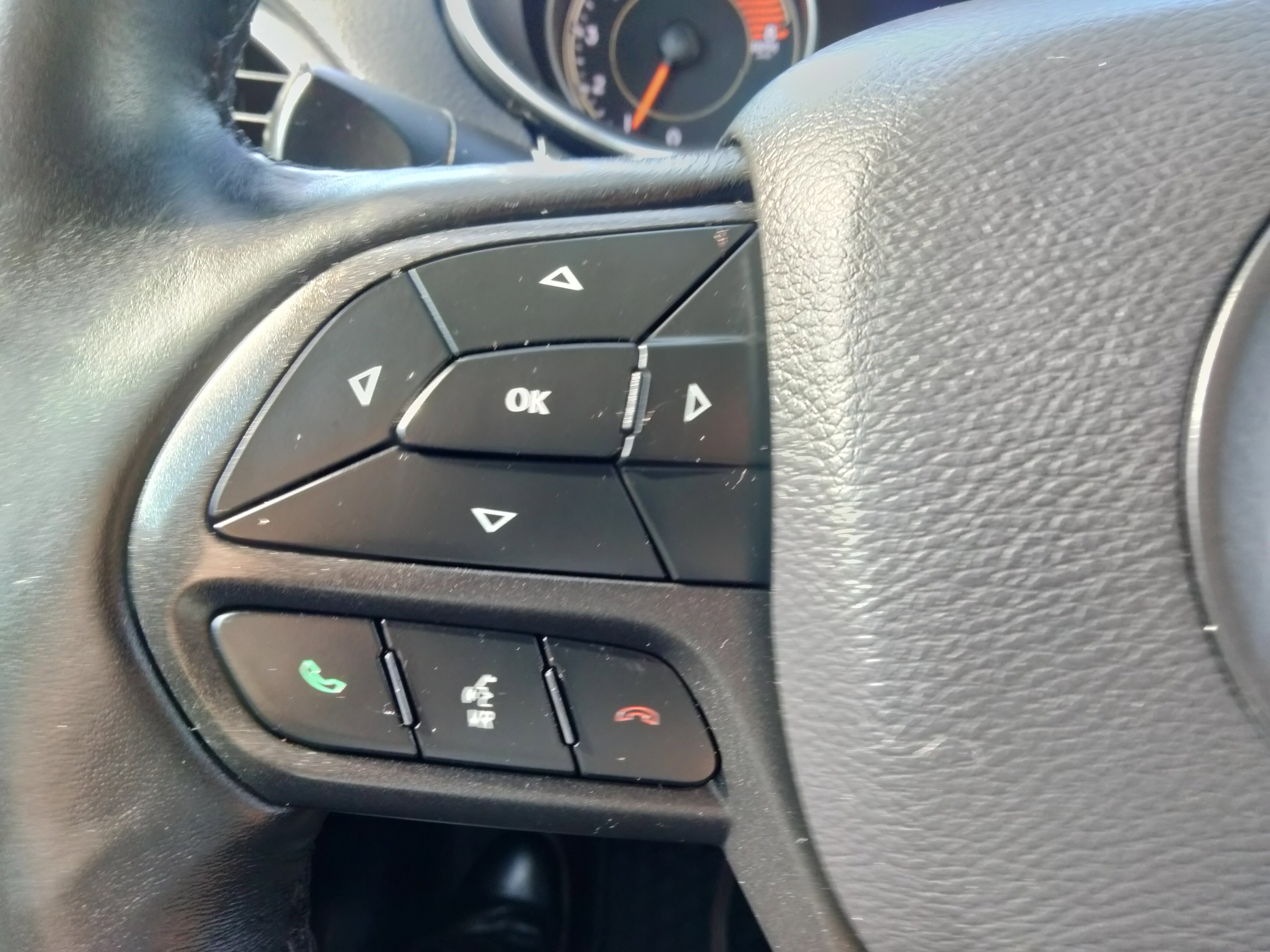 Used 2019 Jeep Cherokee Trailhawk w/ Cold Weather Group image 17