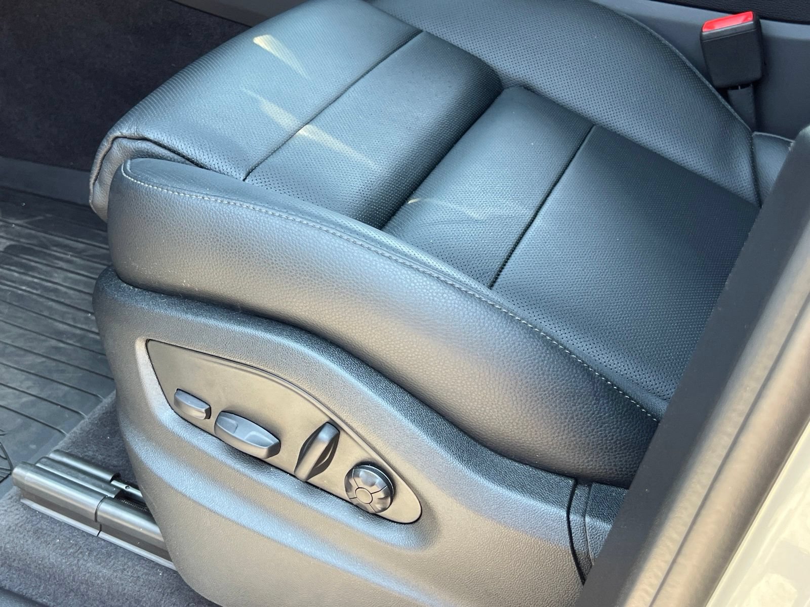 Certified 2025 Porsche Cayenne AWD/4WD image 35