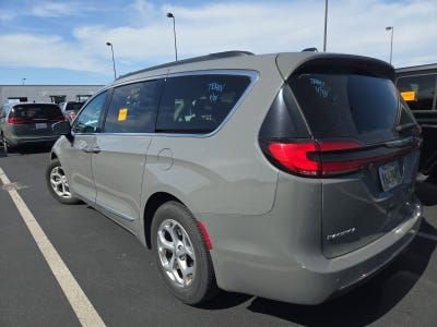 Used 2023 Chrysler Pacifica Limited FWD image 4