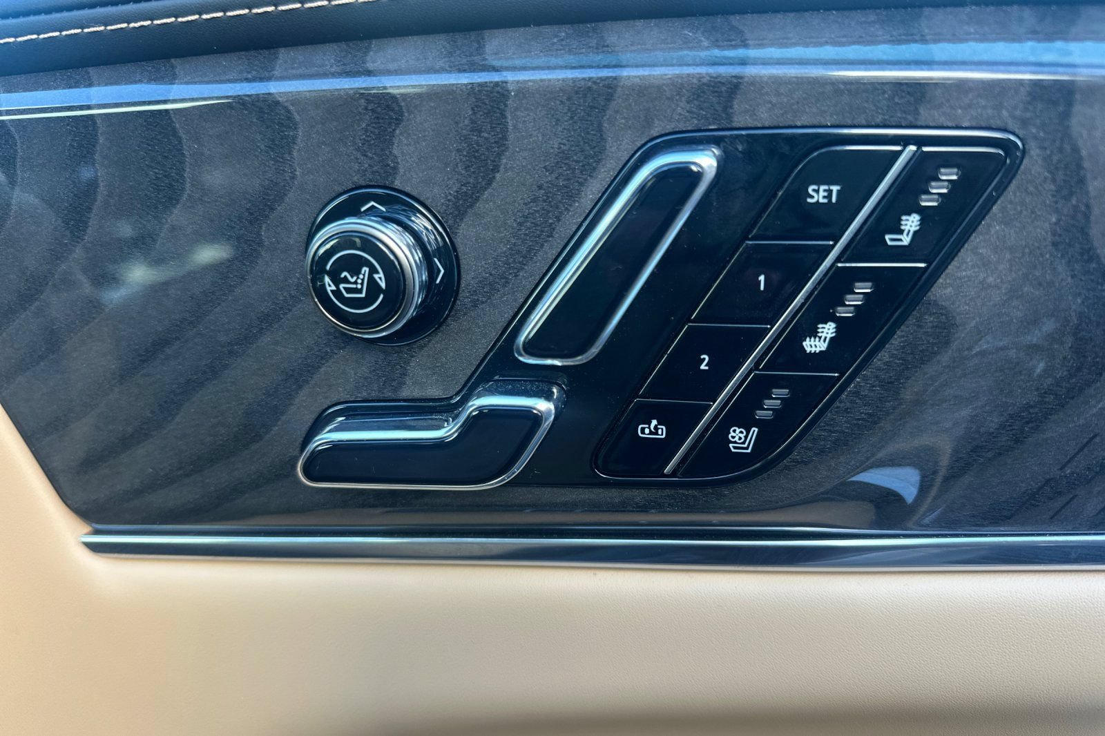 Certified 2026 Cadillac Escalade IQ Luxury 2 w/ LPO, Etrunk Organizer Package AWD/4WD image 23
