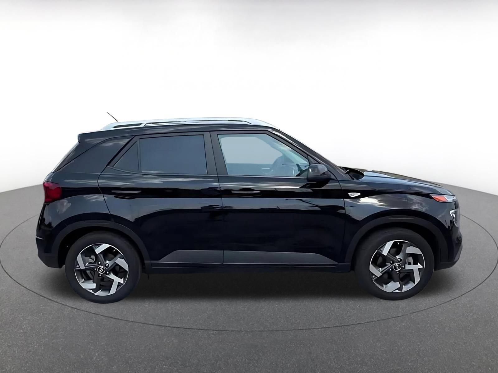 Used 2026 Hyundai Venue SEL FWD image 13