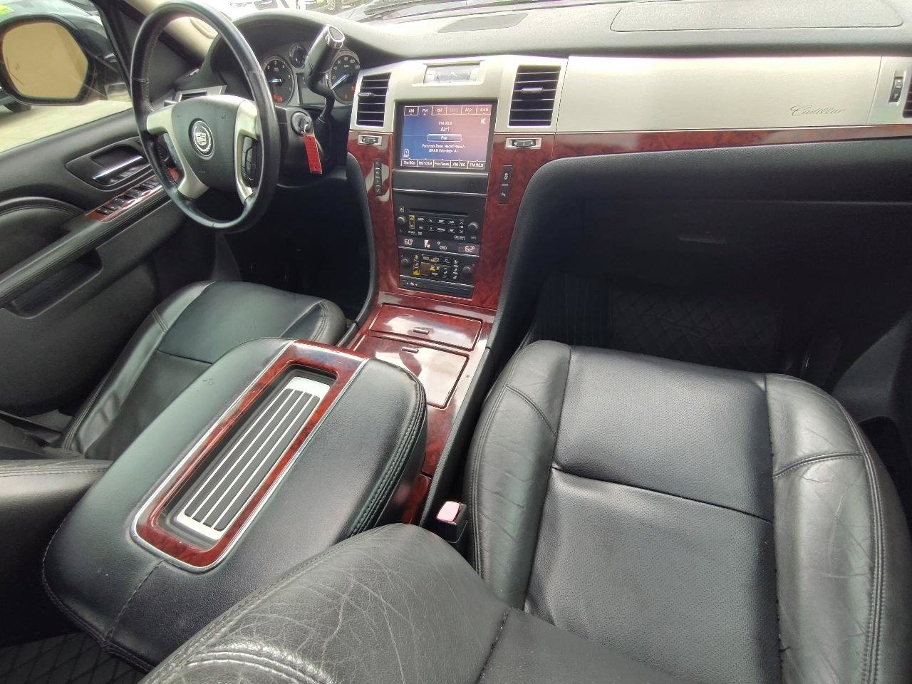 Used 2012 Cadillac Escalade Luxury RWD image 32