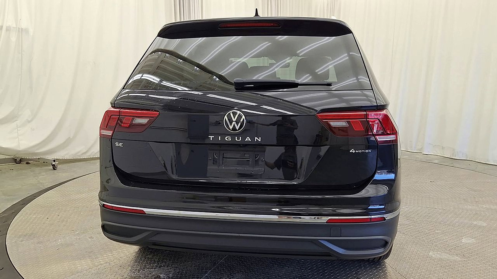 Used 2022 Volkswagen Tiguan SE image 2