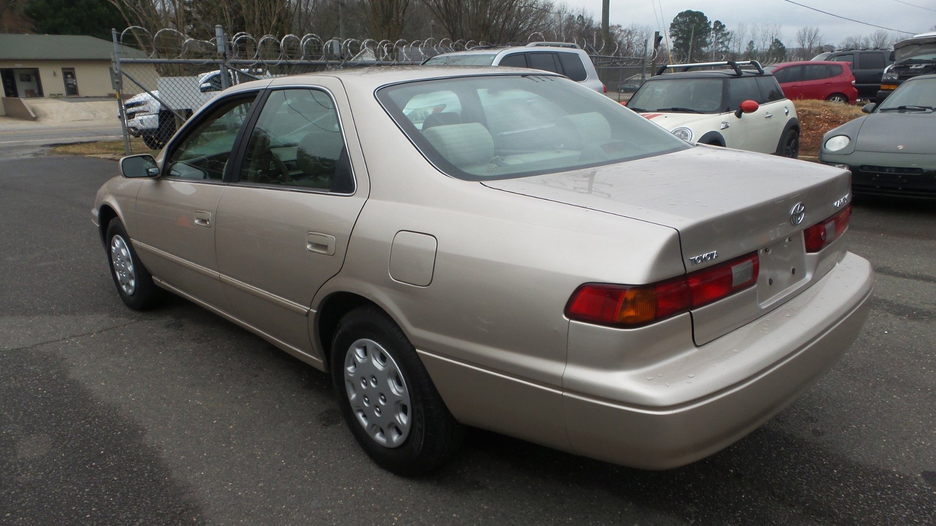 Used 1998 Toyota Camry LE FWD image 1