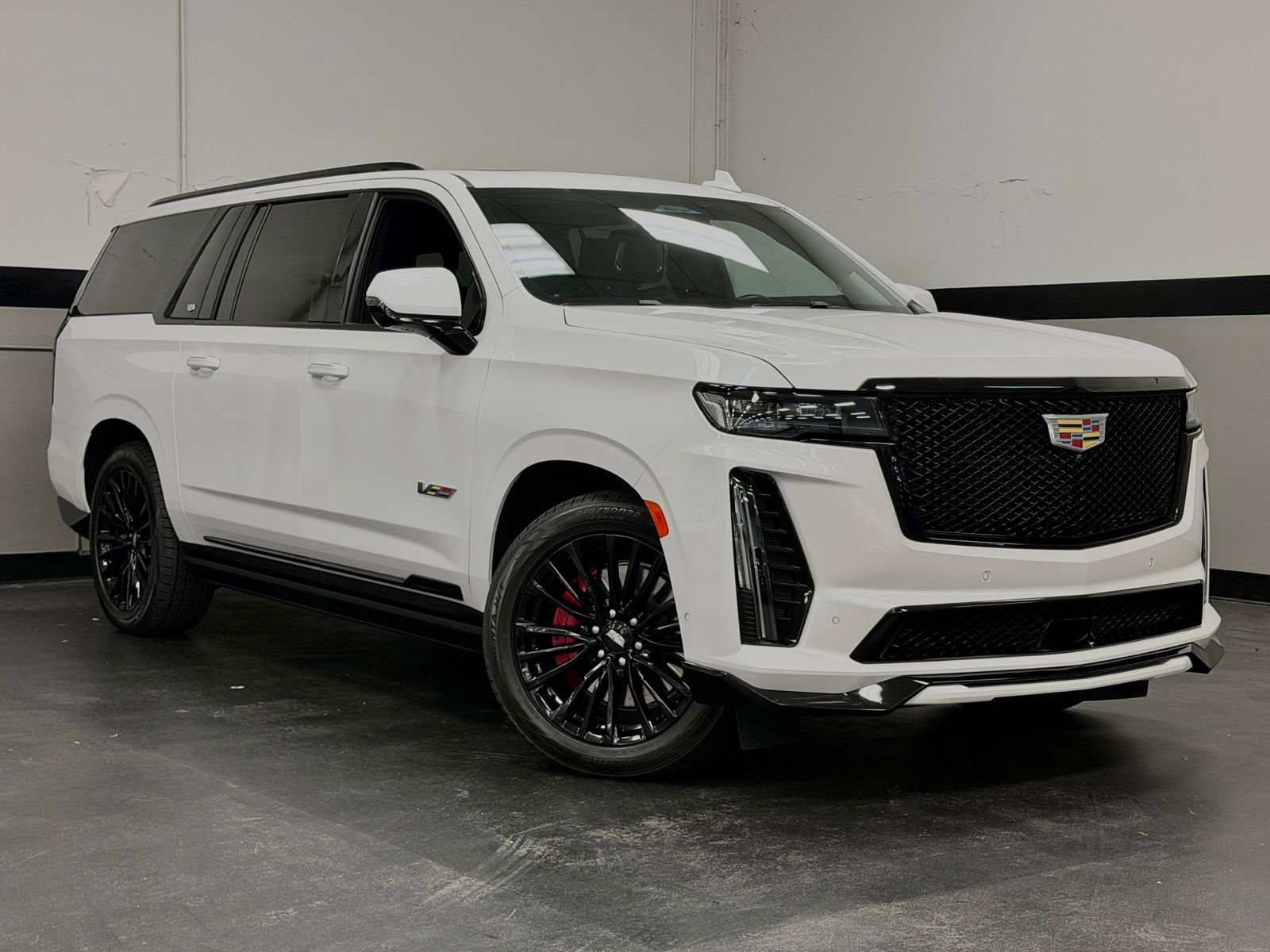 Used 2023 Cadillac Escalade ESV V image 2