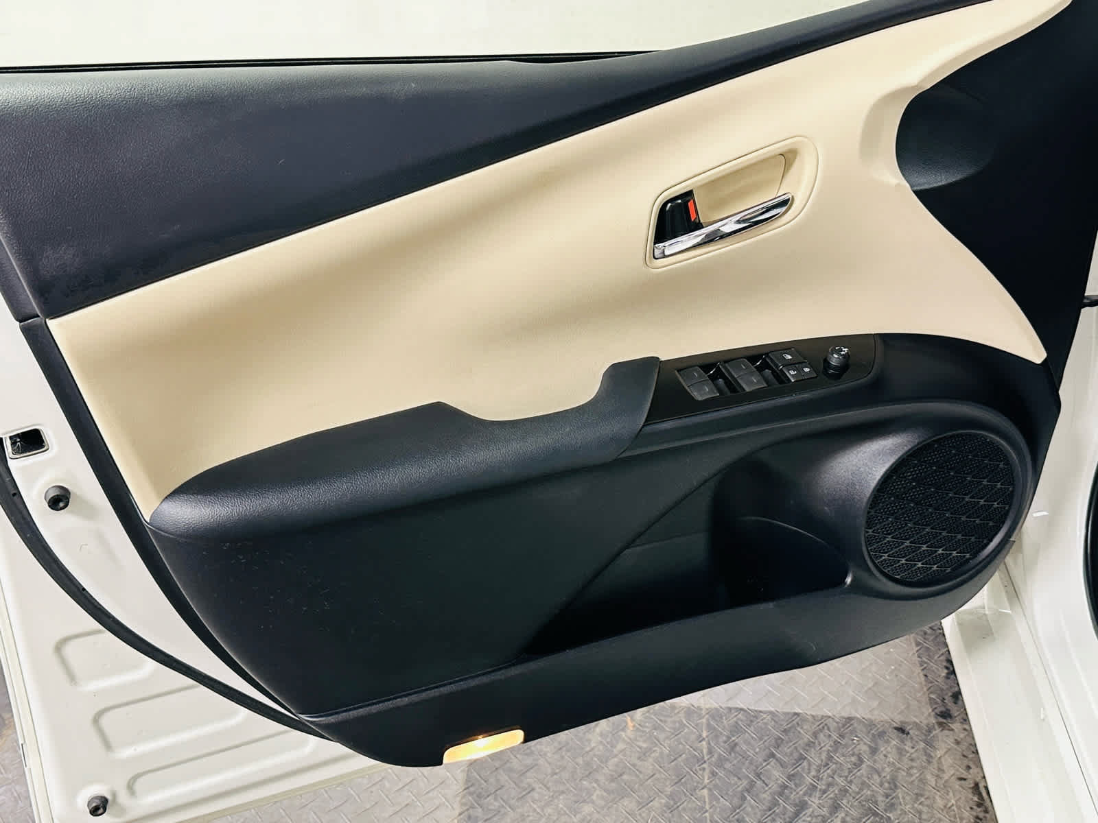 Used 2020 Toyota Prius XLE AWD/4WD image 25