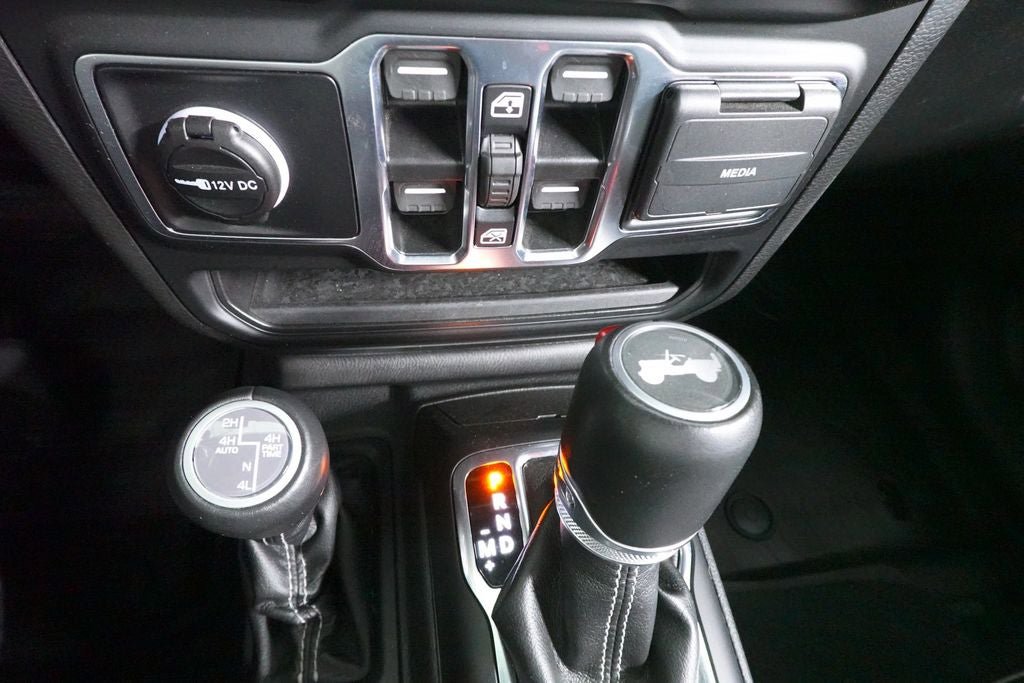 Used 2022 Jeep Wrangler Unlimited Sahara w/ Cold Weather Group AWD/4WD image 17