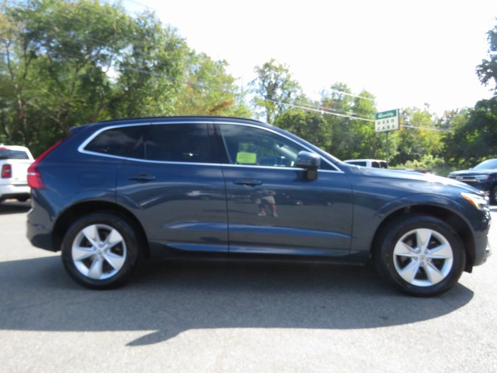 Used 2022 Volvo XC60 B5 Momentum image 5