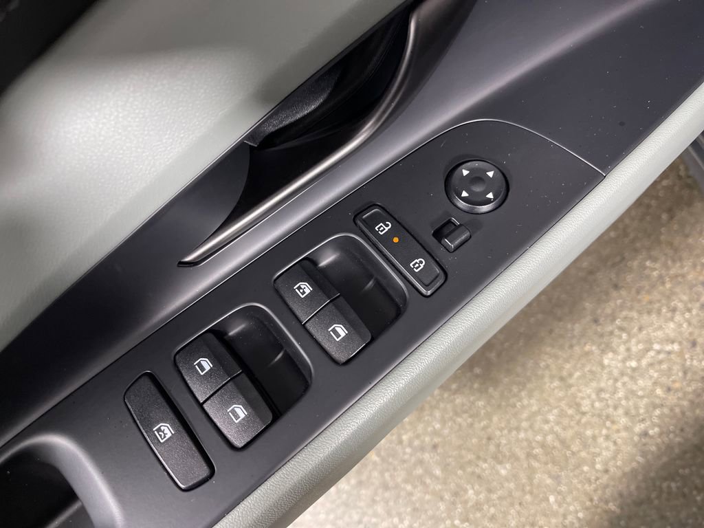 Certified 2025 Hyundai Elantra Limited FWD image 18