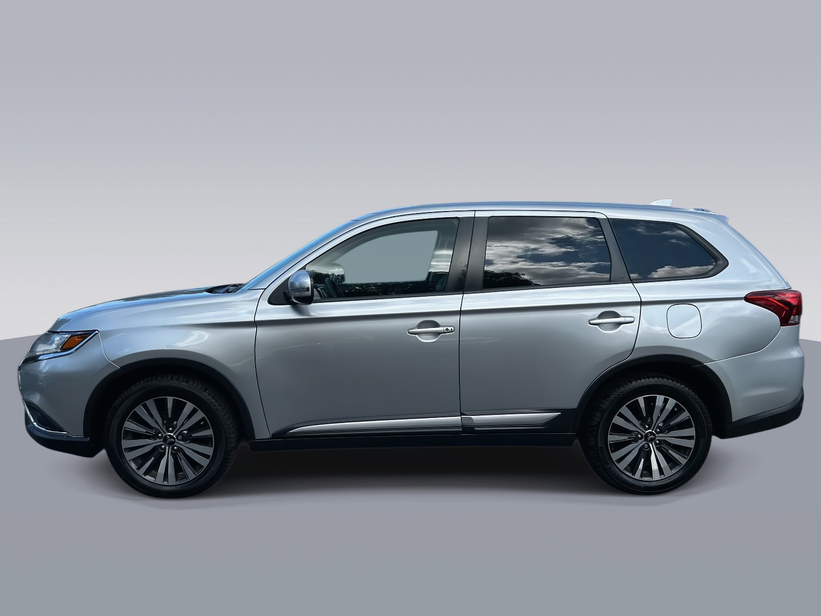 Used 2019 Mitsubishi Outlander SE image 4