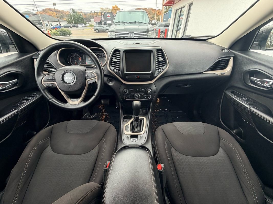 Used 2017 Jeep Cherokee Latitude image 18