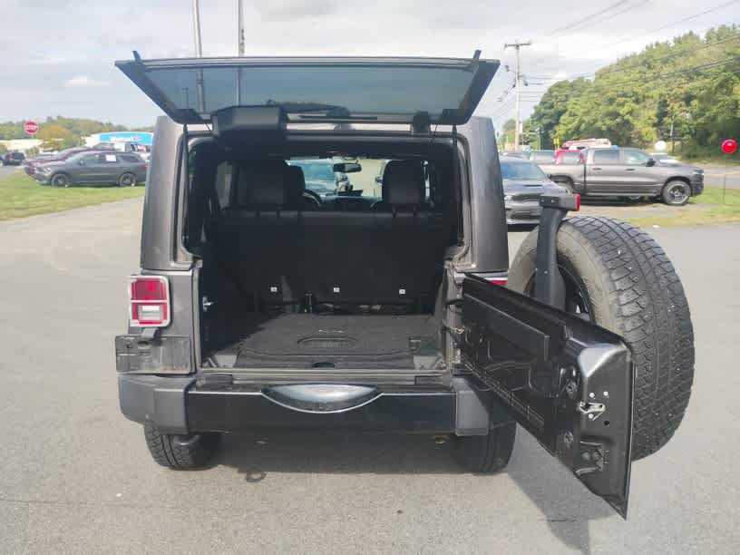 Used 2017 Jeep Wrangler Unlimited Sahara AWD/4WD image 8