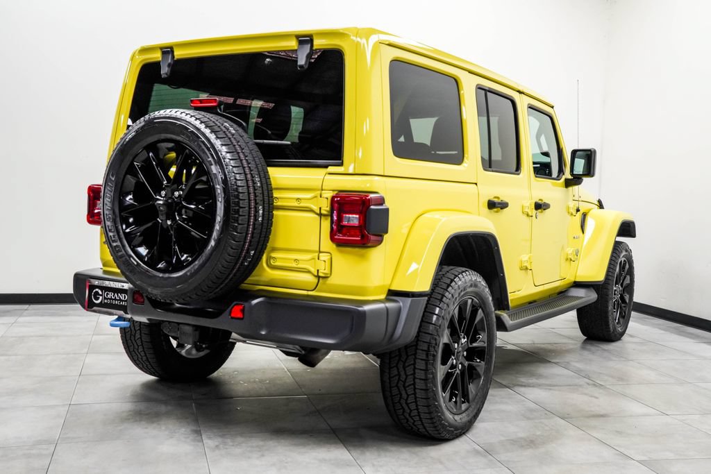 Used 2022 Jeep Wrangler Unlimited Sahara w/ Cold Weather Group AWD/4WD image 12