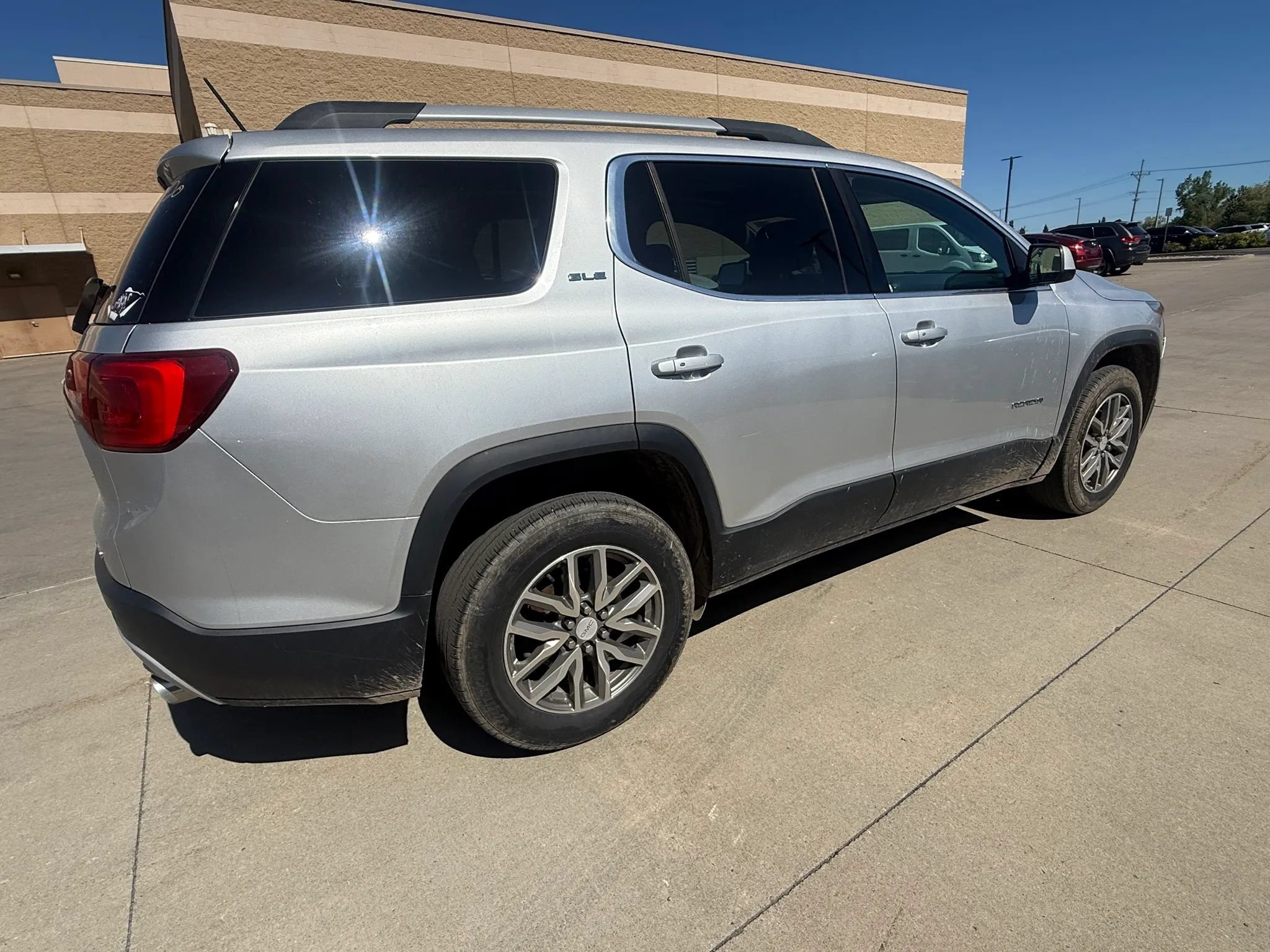 Used 2017 GMC Acadia SLE AWD/4WD image 2