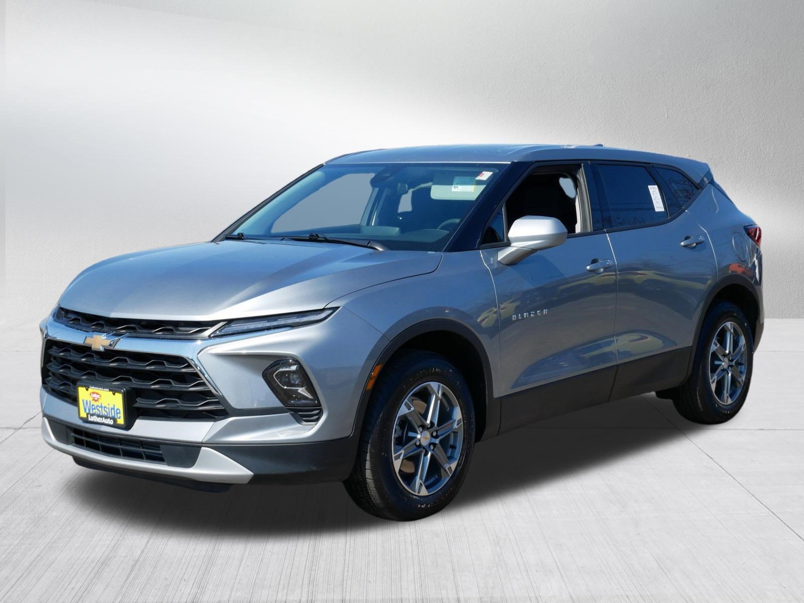 Used 2025 Chevrolet Blazer LT FWD image 3