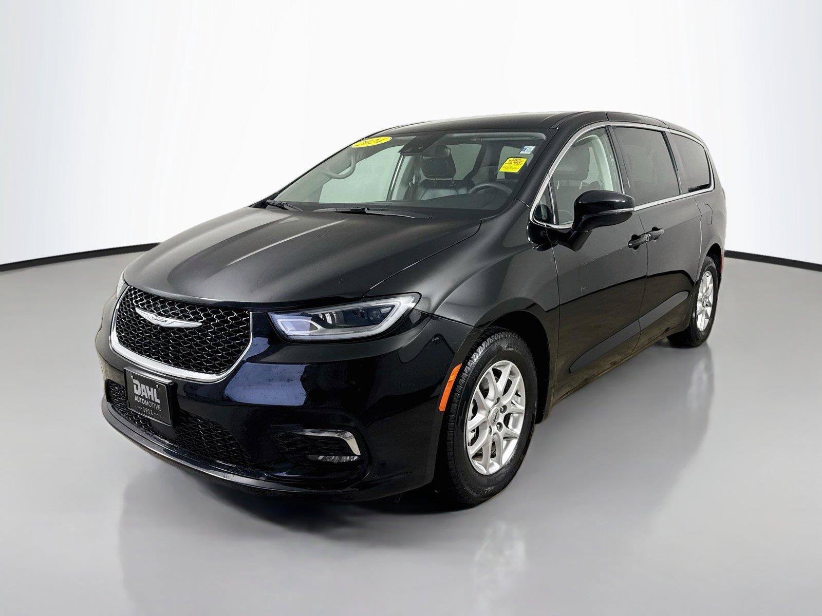 Used 2024 Chrysler Pacifica Touring-L FWD image 4