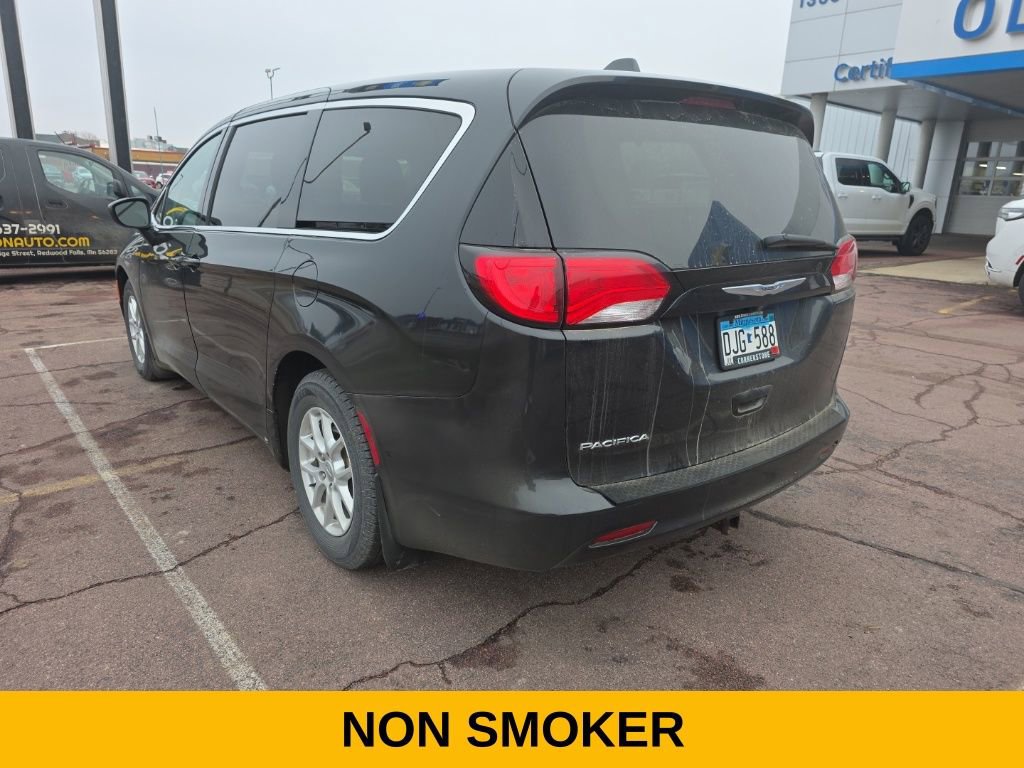 Used 2017 Chrysler Pacifica LX image 5