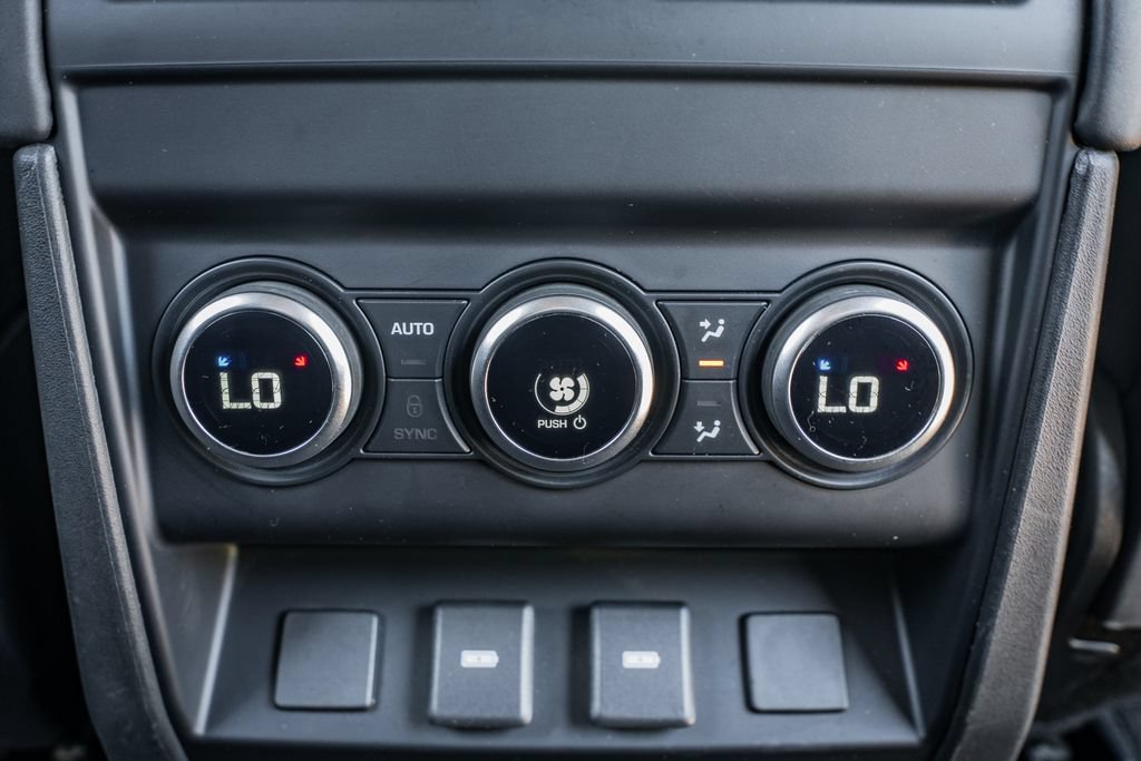 Used 2024 Land Rover Defender 130 X-Dynamic SE AWD/4WD image 43