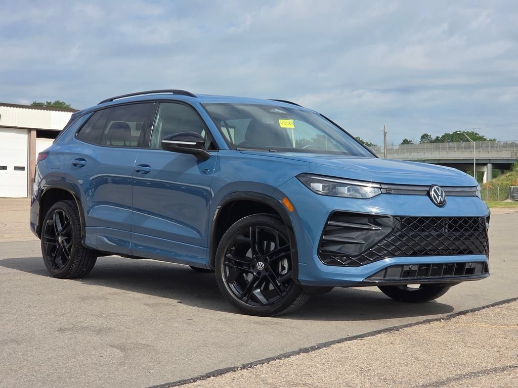 Used 2025 Volkswagen Tiguan SE R-Line AWD/4WD image 2