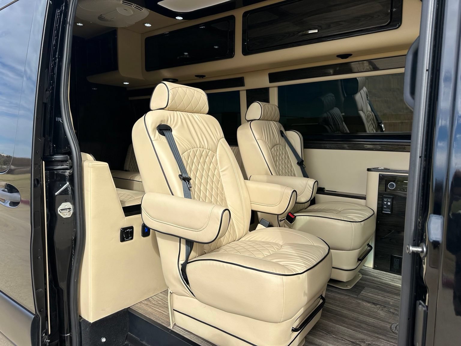 Used 2022 Mercedes-Benz Sprinter 3500 w/ Parking Package image 18
