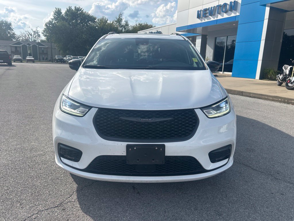 Used 2025 Chrysler Pacifica Limited FWD image 2