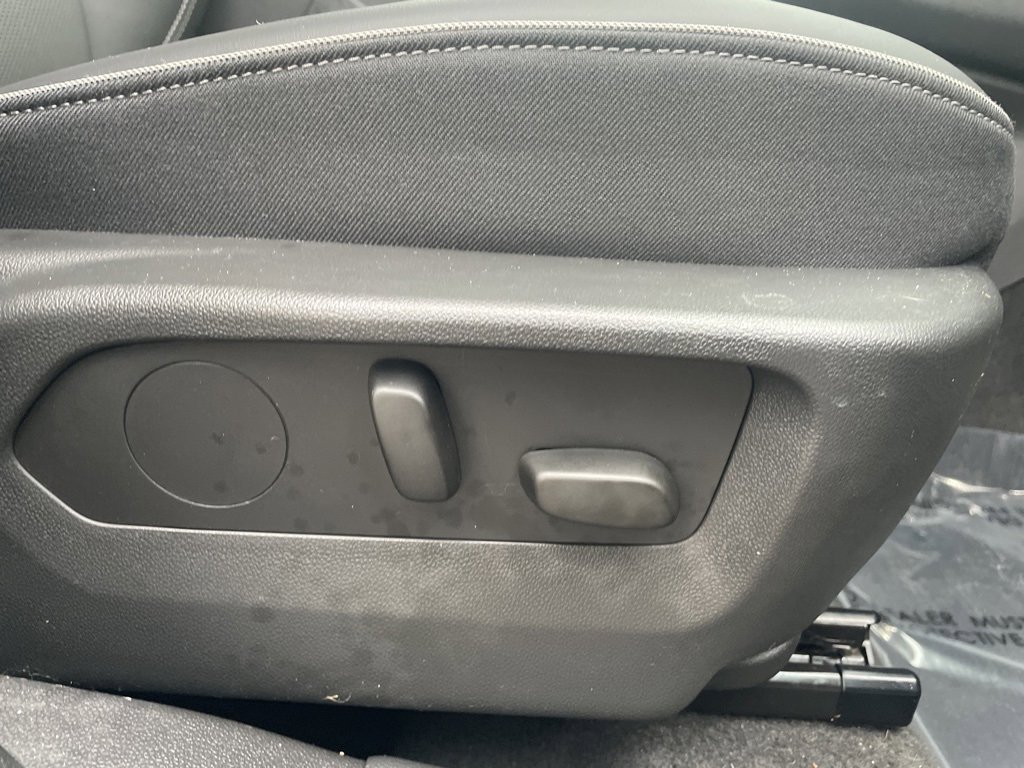 Used 2023 Buick Envision Essence image 13