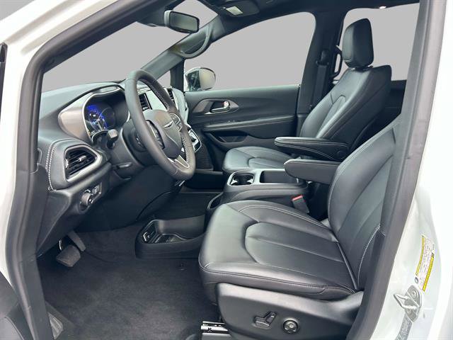 Used 2026 Chrysler Pacifica Select image 11